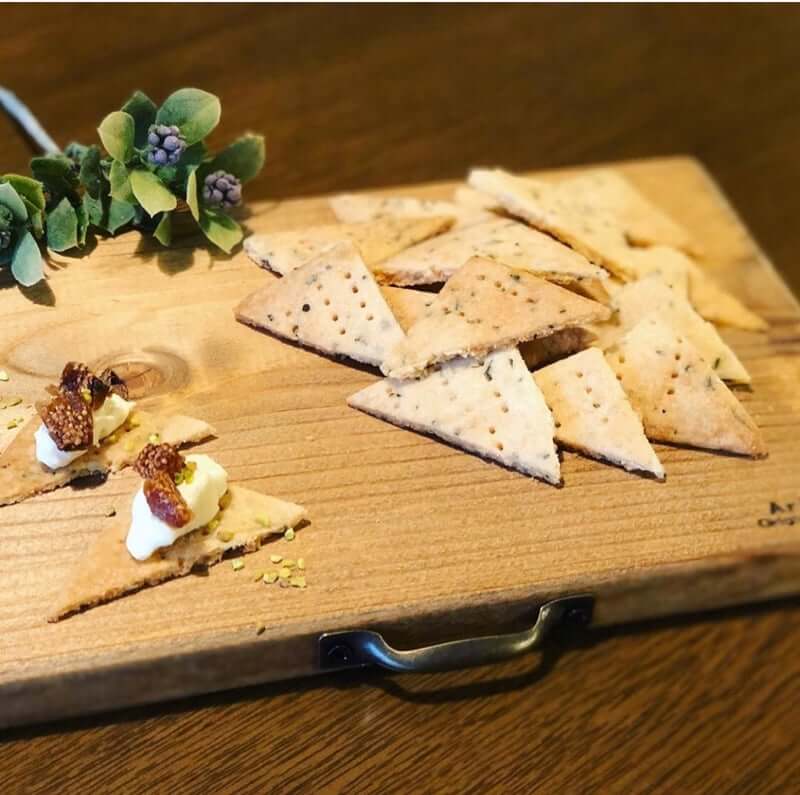 グルテンフリーの米粉クラッカー（バジルチーズ味）の写真