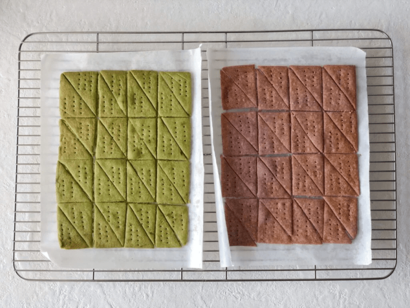 米粉クラッカー（紫芋＆抹茶）焼き上がりの写真