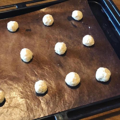 １０等分に丸めて天板にのせた写真
