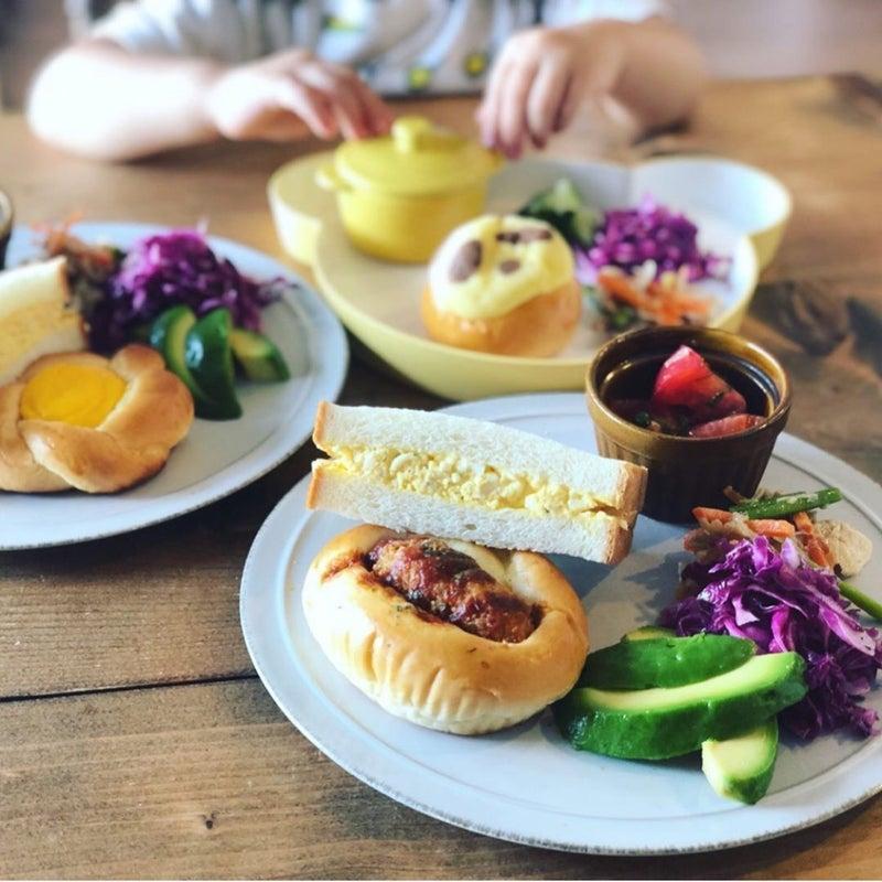 紫キャベツがのったプレートの写真